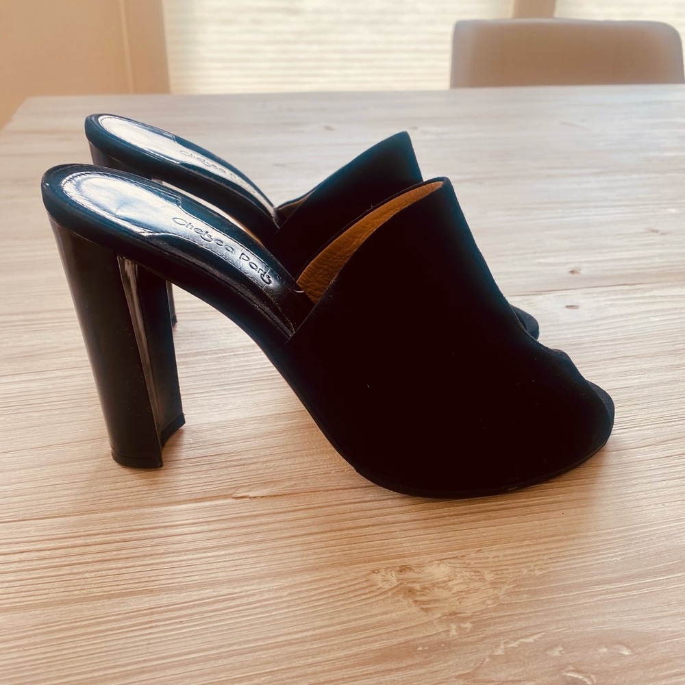 Chelsea Paris black slides. Size 39.5